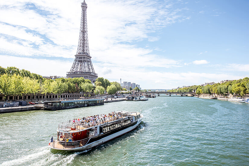 Mit dem Boot auf der Seine