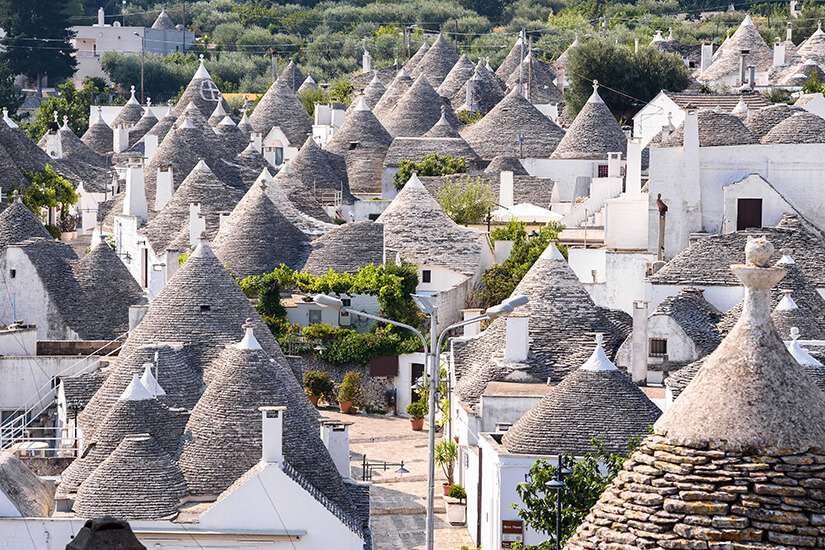 Die Kegeldächer sind charakteristisch für Trulli-Häuser