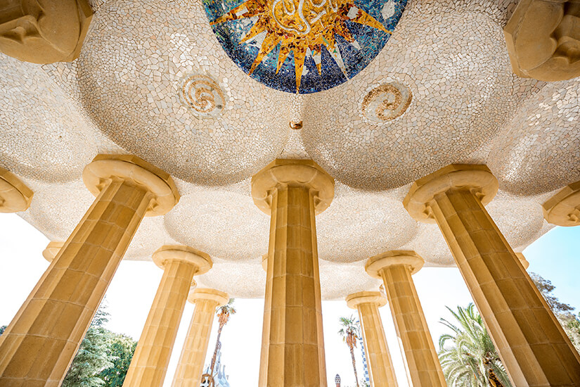 Deckenmosaike im Park Guell