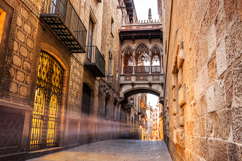Historische Gassen im gotischen Viertel von Barcelona