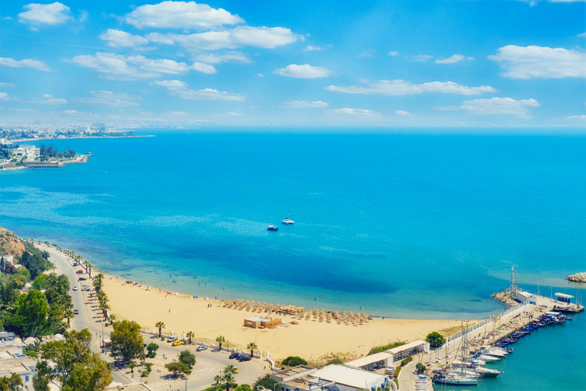 Sidi-Bou-Said-Hellblaues-Wasser-laedt-zum-Baden-ein