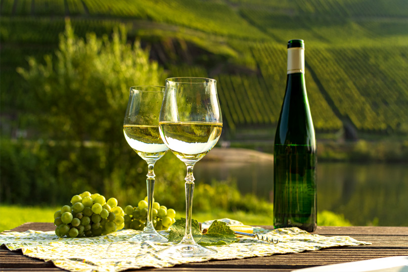 Weisswein-trinken-an-der-Mosel